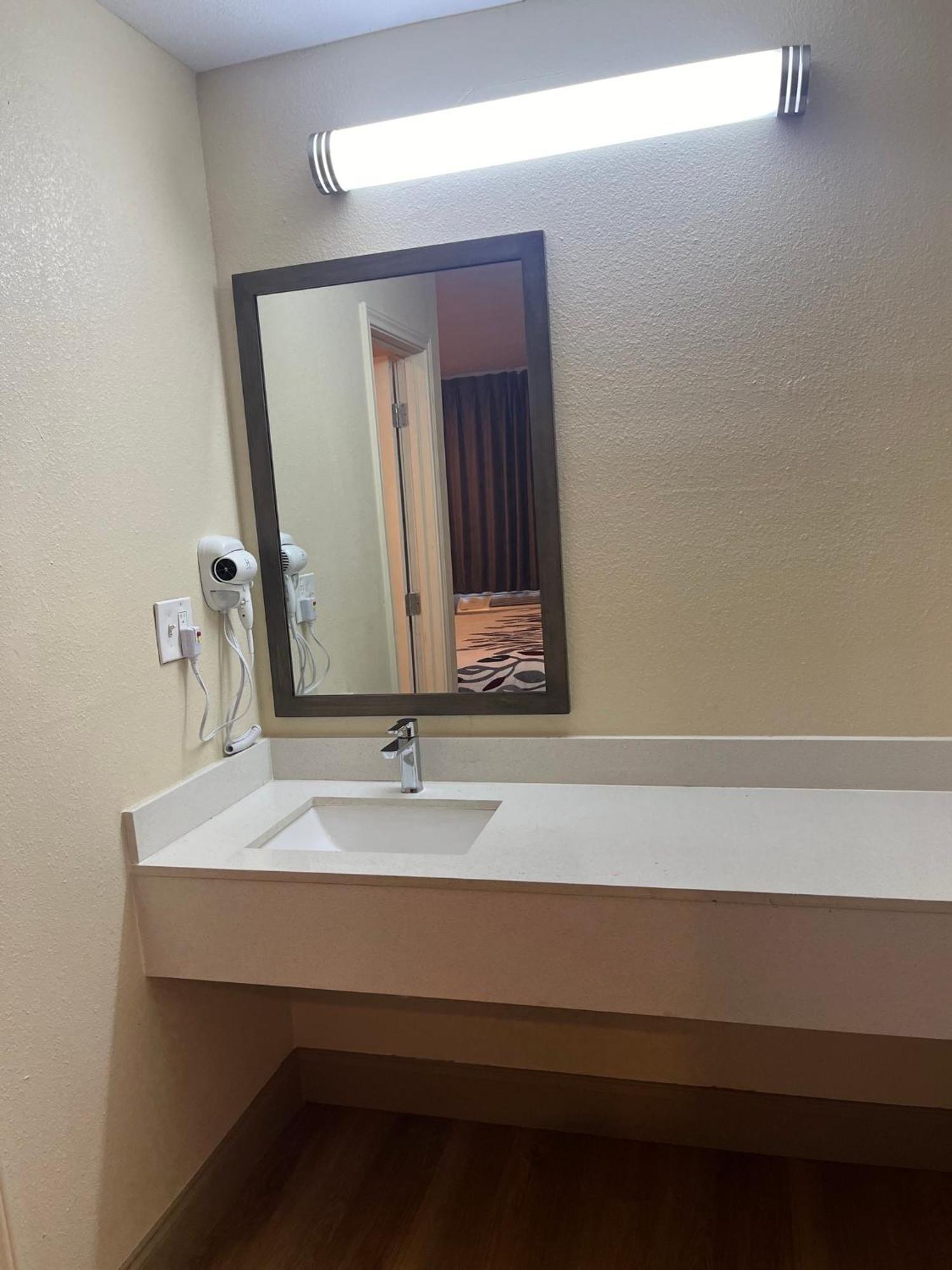 Red Roof Inn 홀톰시티 외부 사진